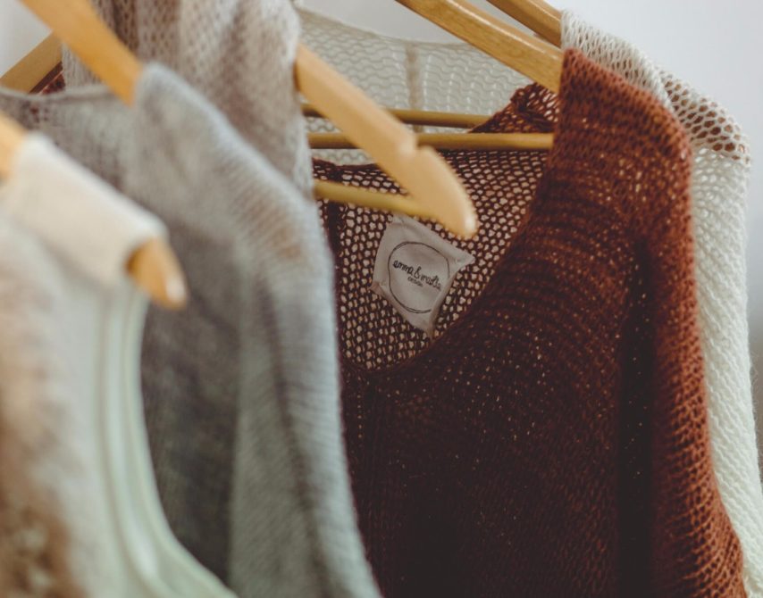 nachhaltige Strickwaren-Kollektion an Kleiderstange
