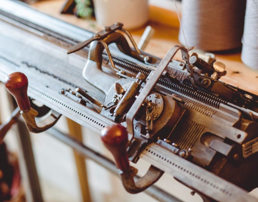 hundert Jahre alte Flachstrickmaschine