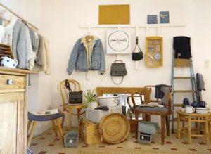 nachhaltige Inneneinrichtung zum Thema Blau/Holz